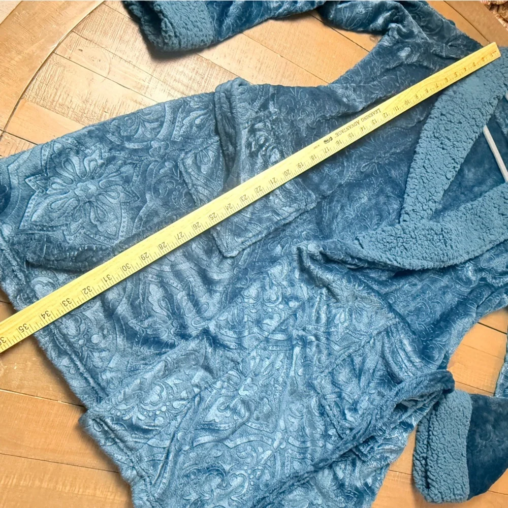 Macy’s M Collection Plush Embossed Robe Blue Shawl Collar Tie Belt One Size - Picture 5 of 8